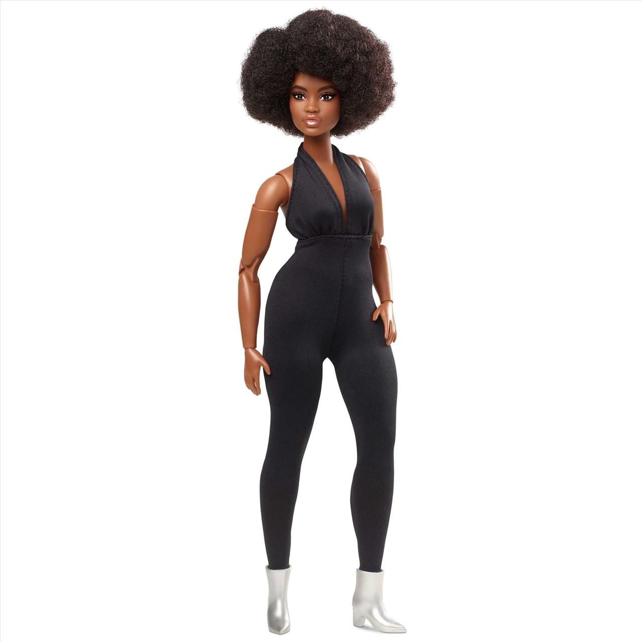 Barbie Signature baba overálban afro frizurával (GTD91)