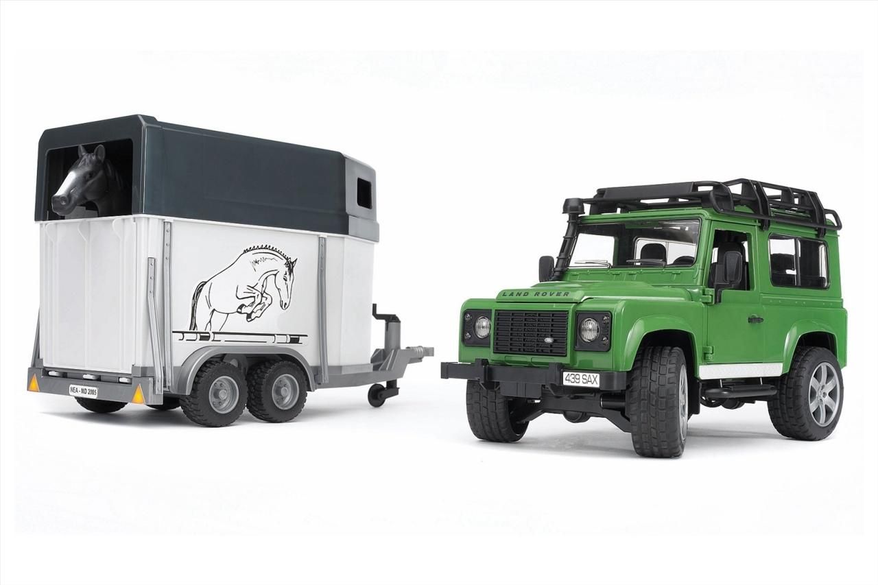 Bruder Land Rover Defender lószállítóval és lóval