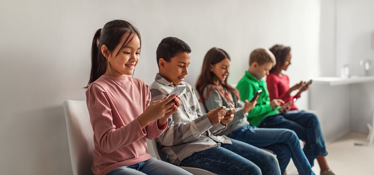 Okostelefonnal tényleg okosan. Mit tegyünk, hogy az offline valóság is legalább annyira izgi legyen, mint az online?